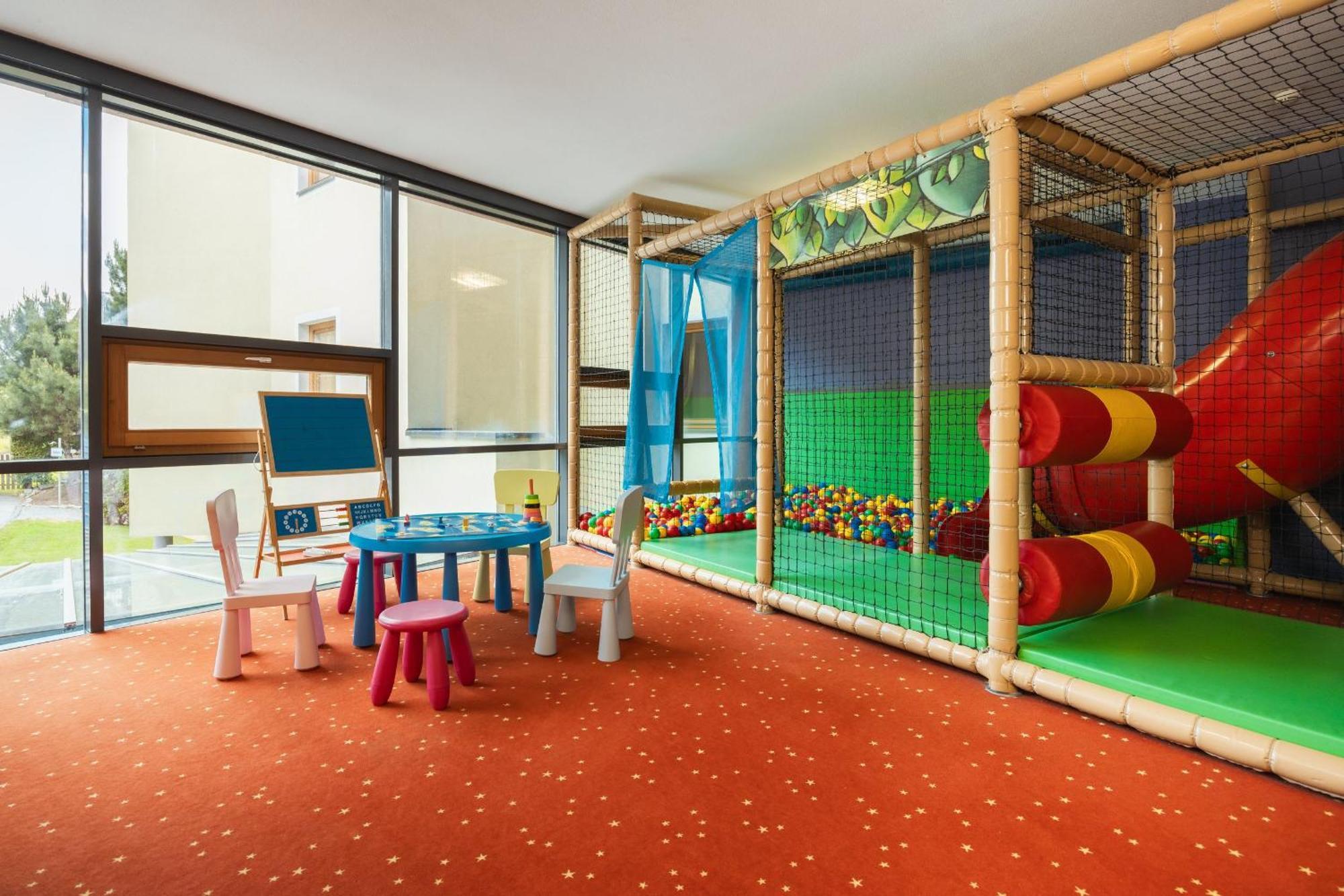Neueroeffnung Miaflor Familien- & Aktivresort Ried im Oberinntal Bagian luar foto