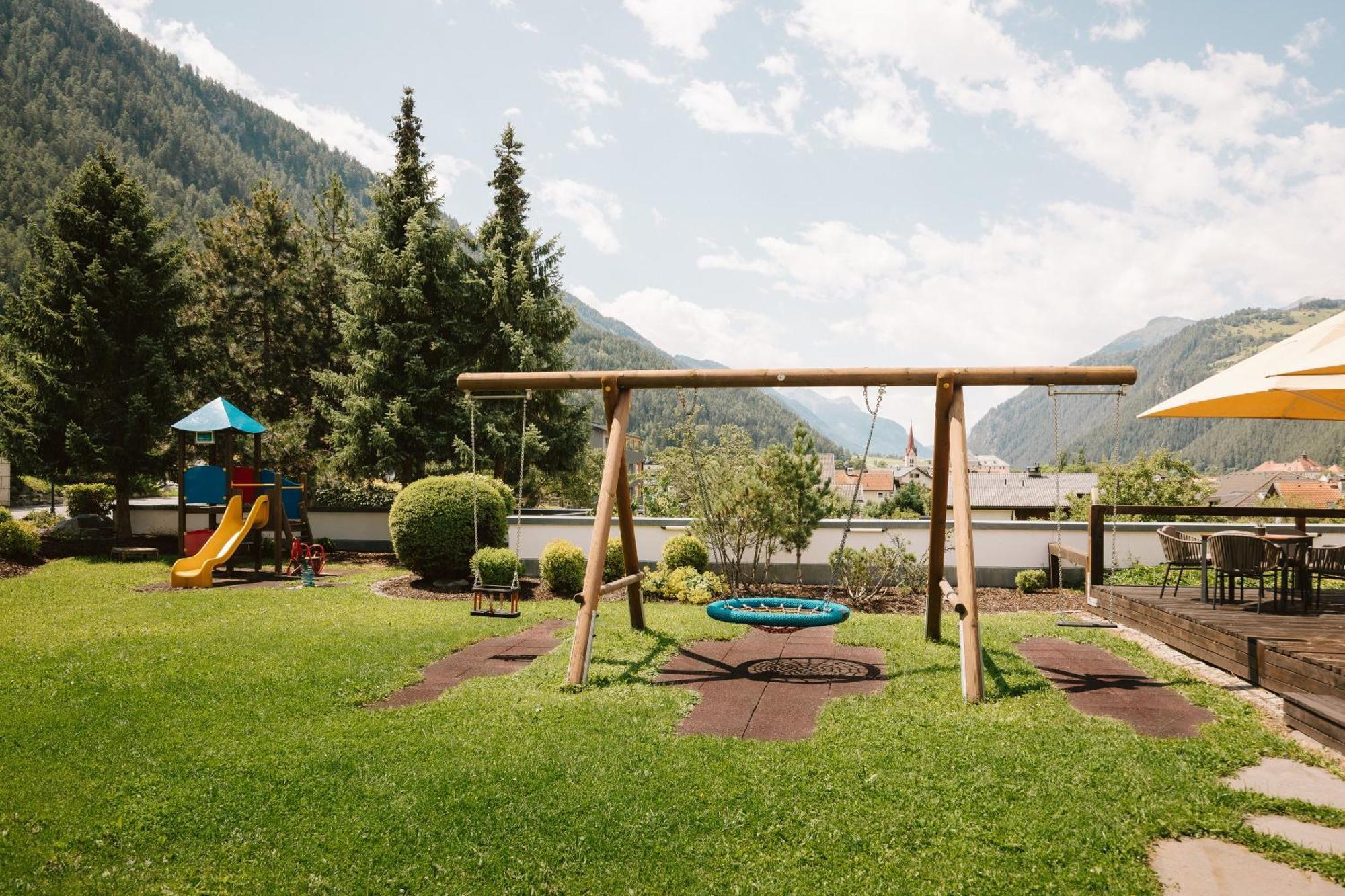 Neueroeffnung Miaflor Familien- & Aktivresort Ried im Oberinntal Bagian luar foto